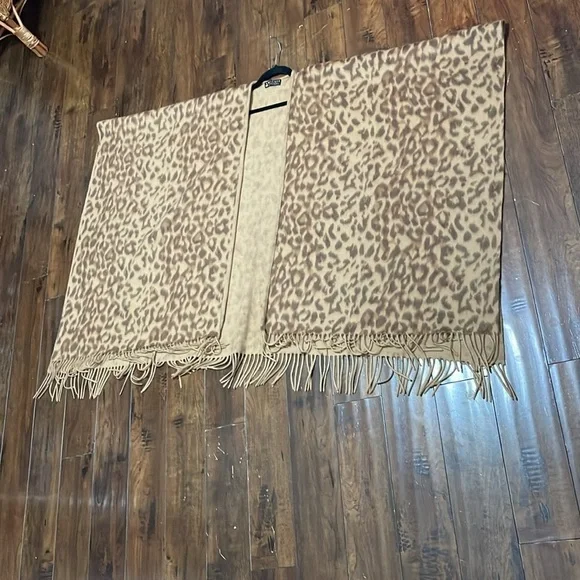 Amicale Pure Lambs Wool Leopard Animal Print Shawl Poncho Fringe - Picture 5 of 7